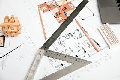 建造师考试在几月报名？