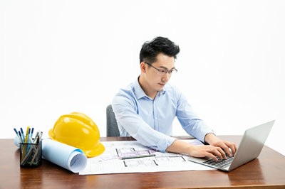 建造师考试报名在几月份？