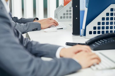 拥有建造师证书，就不用参加职称评审了？